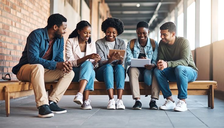 Étudiants africains discutant ensemble sur un banc